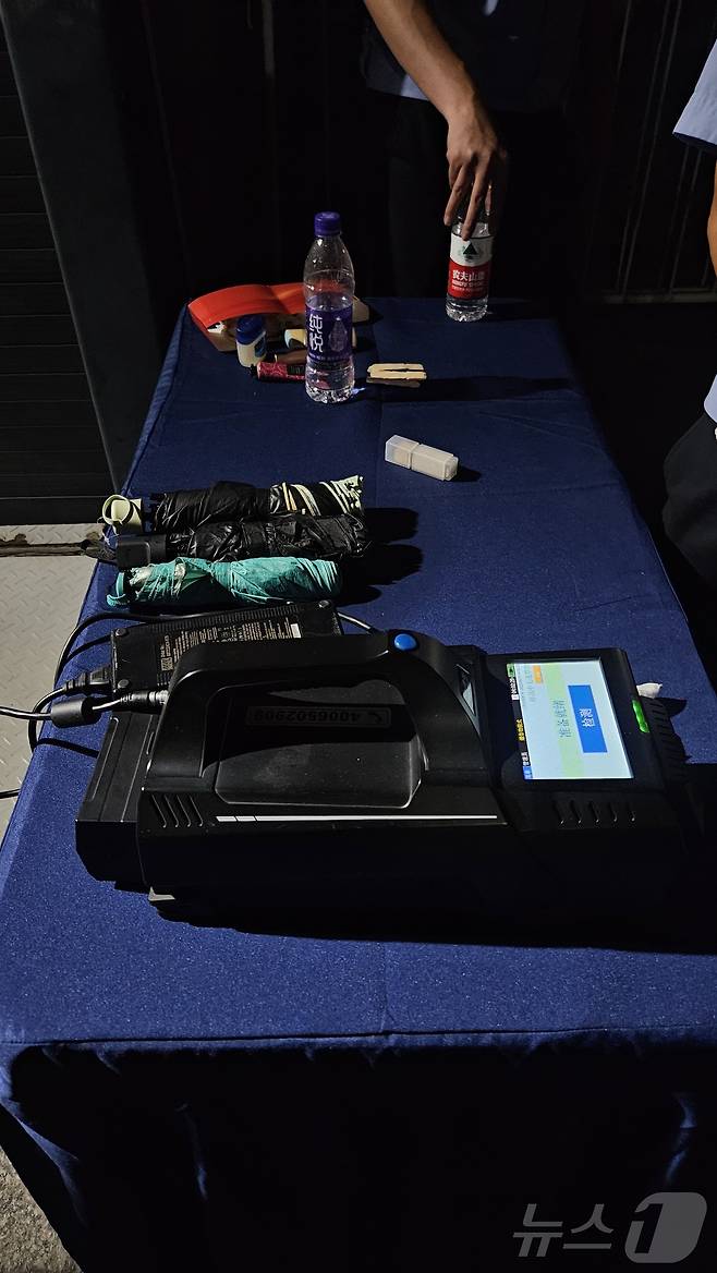 3일 중국 베이징 톈안먼광장에서 개최된 전승절 80주년 열병식 행사 참석자들을 대상으로 진행하는 검문 검색대에 등장한 폭발물탐지기. ⓒ News1 정은지 특파원