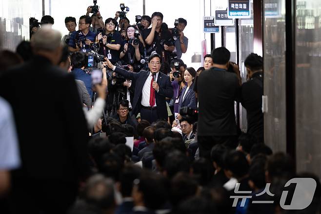 송언석 국민의힘 원내대표가 3일 서울 여의도 국회 국민의힘 원내대표실 앞에서 열린 긴급 의원총회에서 원내대표실 압수수색을 시도한 내란특검을 규탄하고 있다. 2025.9.3/뉴스1 ⓒ News1 유승관 기자