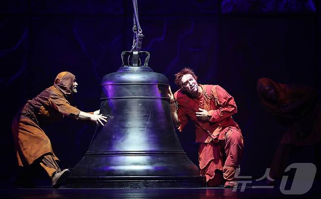 뮤지컬 배우 안젤로 델 베키오가 3일 오후 서울 종로구 세종문화회관 대극장에서 열린 뮤지컬 ‘노트르담 드 파리’ 프레스콜애서 열정적인 연기를 펼치고 있다. 뮤지컬 '노트르담 드 파리'는 빅토르 위고의 고전 '노트르담 드 파리'를 원작으로 한 작품으로 15세기 파리를 배경으로 에스메랄다를 둘러싼 콰지모도, 프롤로, 페뷔스 세 인물의 비극적인 사랑을 통해 인간의 욕망과 편견, 사회의 부조리를 그렸으며, 모든 대사가 음악으로 구성된 '성스루' 형식으로 풀어냈다. 2025.9.3/뉴스1 ⓒ News1 김진환 기자