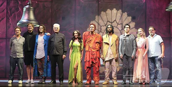 3일 오후 서울 종로구 세종문화회관 대극장에서 열린 뮤지컬 ‘노트르담 드 파리’ 프레스콜에서 제작진 및 출연진들이 기념 촬영을 하고 있다. 사진 왼쪽부터 프로듀서 니콜라스 타라, 안무가 마르티노 밀러, 배우 플로 칼리, 다니엘 라부아, 엘하이다 다니, 안젤로 델 베키오, 제이, 존 아이젠, 엠마 르핀, 웨인 폭스 예술감독 뮤지컬 '노트르담 드 파리'는 빅토르 위고의 고전 '노트르담 드 파리'를 원작으로 한 작품으로 15세기 파리를 배경으로 에스메랄다를 둘러싼 콰지모도, 프롤로, 페뷔스 세 인물의 비극적인 사랑을 통해 인간의 욕망과 편견, 사회의 부조리를 그렸으며, 모든 대사가 음악으로 구성된 '성스루' 형식으로 풀어냈다. 2025.9.3/뉴스1 ⓒ News1 김진환 기자