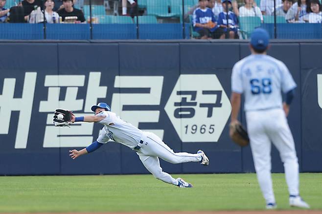 삼성 박승규가 14일 대구삼성라이온즈파크에서 열린 2025 KBO리그 KIA와 경기에서 1회초 호수비를 선보이고 있다. 사진 | 삼성 라이온즈