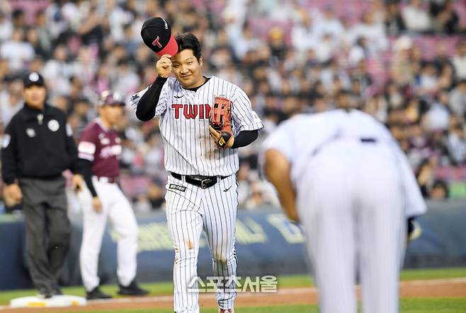 LG 3루수 문보경이 15일 잠실구장에서 열린 2025 KBO리그 키움과의 경기 4회초 2사 1루 상황에서 키움 푸이그의 타구를 호수비로 처리한 뒤 고마워하는 선발 임찬규의 인사를 받고 있다. 잠실 | 박진업 기자 upandup@sportsseoul.com