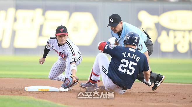 두산 양의지가 6일 서울 잠실구장에서 열린 2025 KBO리그 LG와 경기 2회초 안타를 친 후 2루까지 노렸지만 태그아웃되고 있다. 상대 2루수는 신민재. 잠실 | 최승섭기자 thunder@sportsseoul.com