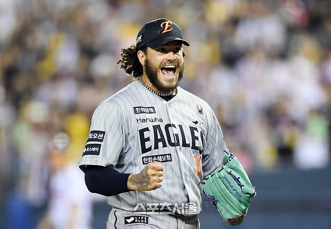 한화 폰세가 28일 서울 잠실구장에서 열린 2025 KBO리그 LG와 경기 6회말 2사 2루 상황에서 LG 오스틴을 좌익수 뜬공으로 잡아내며 이닝을 마치면서 포효하고 있다. 잠실 | 박진업 기자 upandup@sportsseoul.com