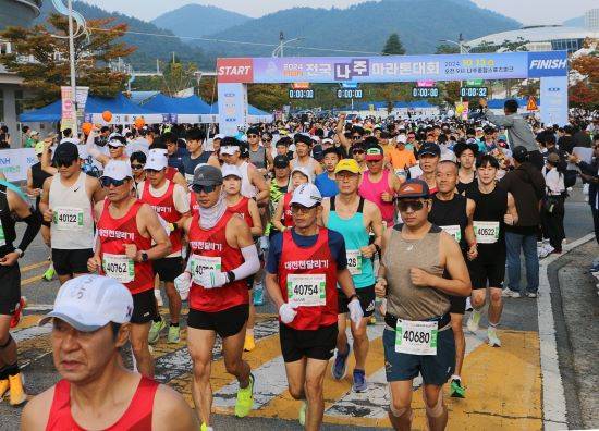 MBN 예능 프로그램 '뛰어야 산다' 팀이 10월 12일 진행하는 전국 나주 마라톤대회 참가자들과 함께 뛴다 /사진=나주시
