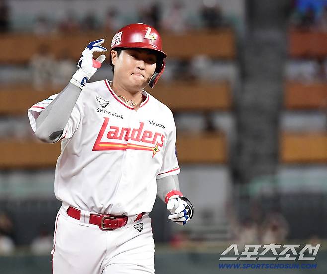 2일 인천 SSG랜더스필드에서 열린 SSG와 키움의 경기. 4회말 SSG 고명준이 승부를 뒤집는 역전 솔로홈런을 날렸다. 그라운드를 돌고 있는 고명준. 인천=송정헌 기자songs@sportschosun.com/2025.09.02/
