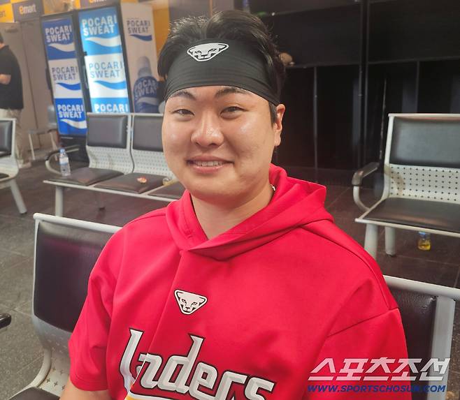 2일 경기 후 취재진과 인터뷰하는 SSG 고명준. 인천=이종서 기자