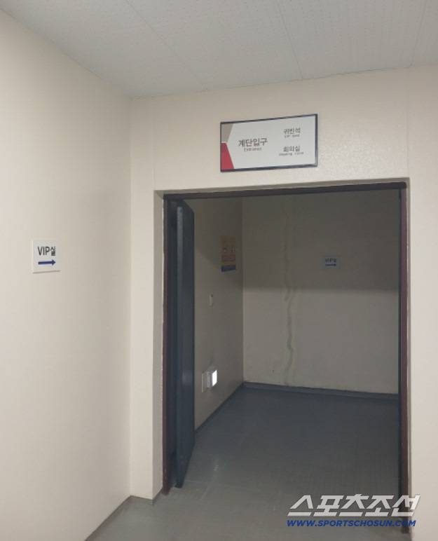사직체육관 1층 복도에 있는 귀빈석 안내판. 앞으로 본부석 개선 공사가 끝나면 이 안내판은 사라질 전망이다. 부산=최만식 기자