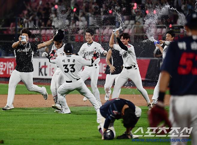 3일 수원 케이티위즈파크에서 열린 KT와 롯데의 경기. 9회말 1사 만루. 장진혁 내야땅볼 타구 때 끝내기 실책으로 승리한 KT 선수들. 수원=송정헌 기자songs@sportschosun.com/2025.09.03/