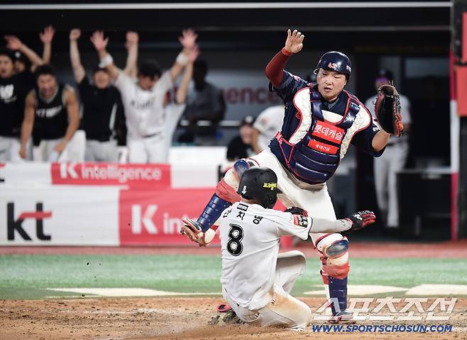 3일 수원 케이티위즈파크에서 열린 KT와 롯데의 경기. 9회말 1사 만루. 장진혁 내야땅볼 타구 때 끝내기 실책으로 승리한 KT 선수들. 수원=송정헌 기자songs@sportschosun.com/2025.09.03/