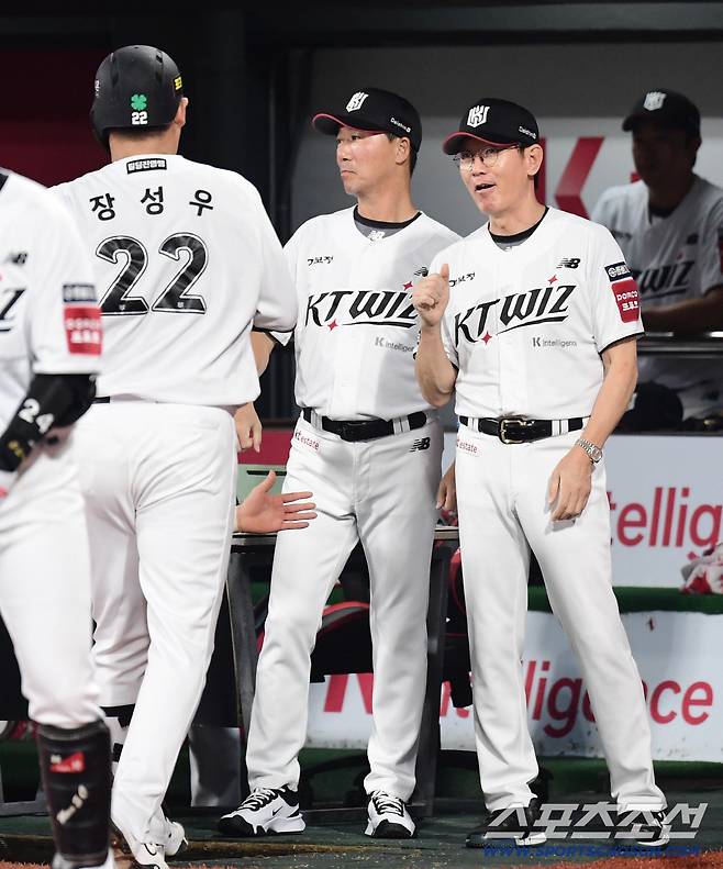 3일 수원 케이티위즈파크에서 열린 KT와 롯데의 경기. 6회 KT 장성우가 투런홈런을 날렸다. 이강철 감독의 축하를 받고 있는 정성우. 수원=송정헌 기자songs@sportschosun.com/2025.09.03/