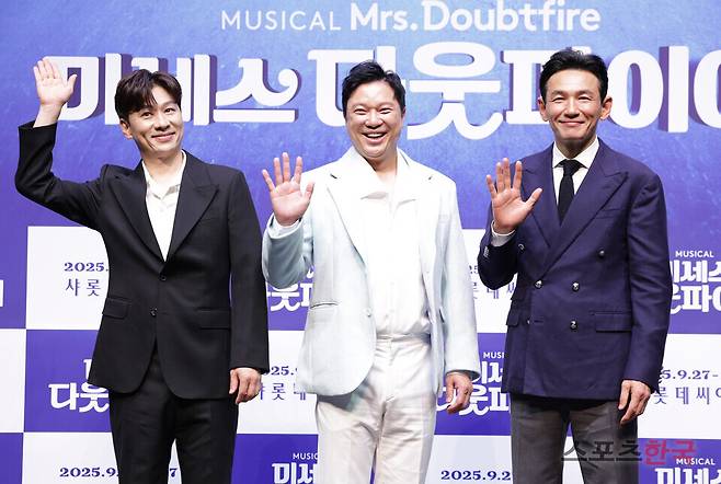 뮤지컬 '미세스 다웃파이어' 제작발표회에 참석한 배우 정상훈, 정성화, 황정민. 25.09.2 ⓒ이혜영 기자 lhy@hankooki.com