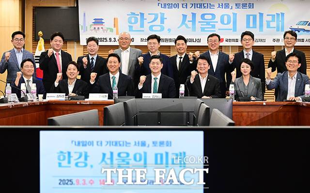 3일 오후 서울 여의도 국회 의원회관에서 열린 '한강, 서울의 미래: 내일이 더 기대되는 서울' 토론회에서 김일호 국민의힘 서울특별시당 위원장, 이준석 개혁신당 대표, 오세훈 서울시장, 김재섭, 안철수, 배현진, 조정훈 국민의힘 의원(앞줄 왼쪽부터)이 기념촬영을 하고 있다. /국회=남윤호 기자