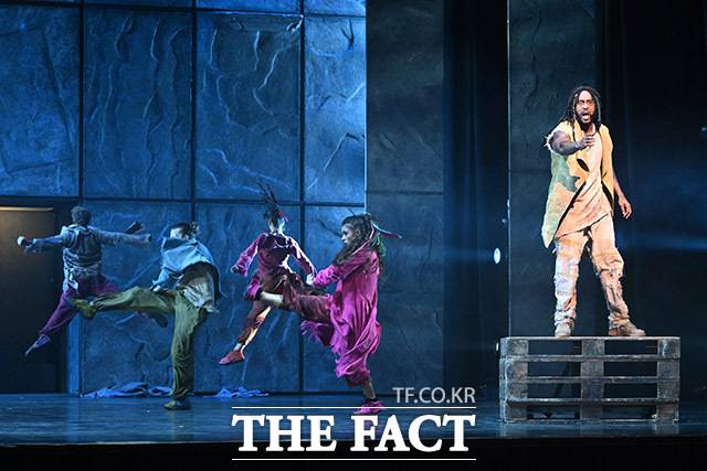 뮤지컬 '노트르담 드 파리' 프레스콜이 3일 오후 서울 종로구 세종문화회관 대극장에서 열린 가운데 배우 제이가 하이라이트 장면을 시연하고 있다. /남용희 기자