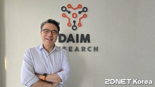 장영재 다임리서치 대표(KAIST 교수)가 회사 CI를 배경으로 미소 짓고 있다.