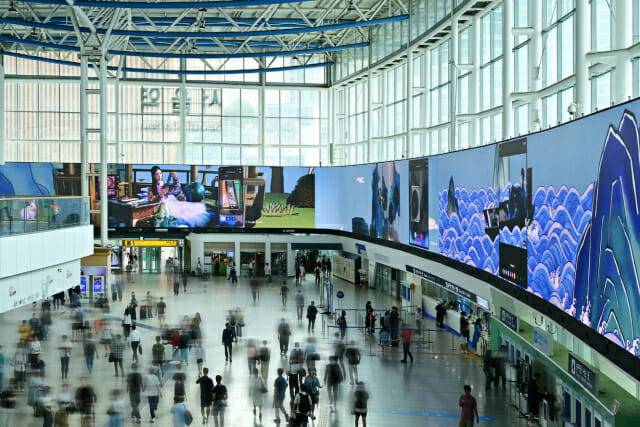 삼성전자가 서울역에서 진행하는 ‘갤럭시Z폴드7∙Z플립7’ 초대형 미디어아트 디지털 옥외광고 모습 (사진=삼성전자)