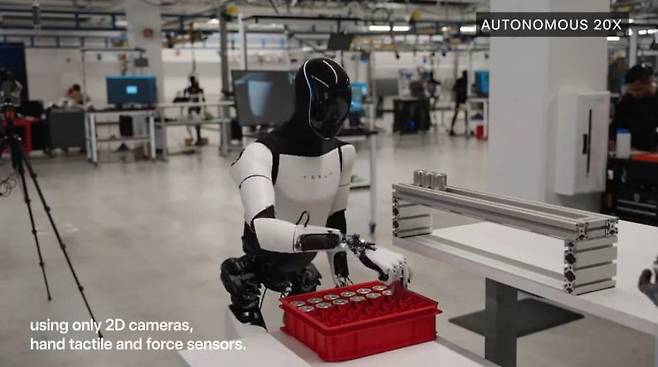 테슬라의 휴머노이드 로봇 '옵티머스'. 테슬라 트위터 캡처.