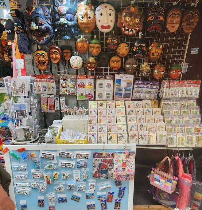 서울 종로구 인사동에서 전통탈을 판매하고 있는 가게. 변선진 기자