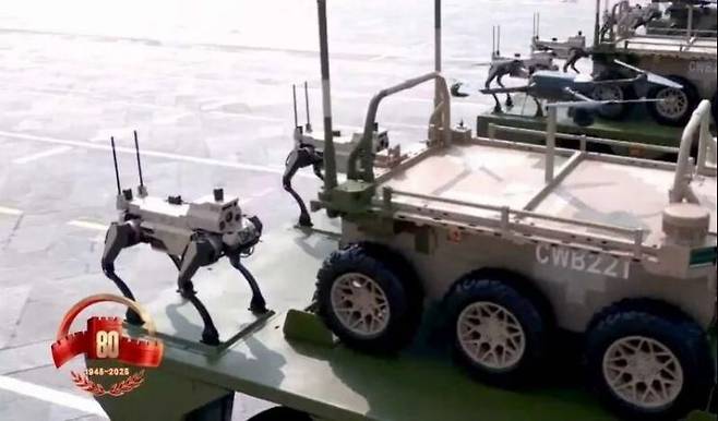 중국이 전승절 열병식에서 사족 로봇 '늑대 로봇' 첫 공개했다.  중국중앙TV(CCTV) 보도장면