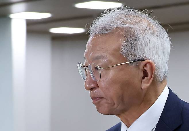 '사법행정권 남용' 의혹을 받는 양승태 전 대법원장이 3일 오전 서울 서초구 서울고등법원에서 열린 직권남용 권리 행사 방해 혐의 2심 결심 공판에 출석하고 있다. /뉴스1