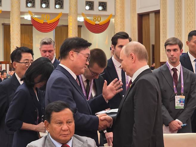 우원식 국회의장이 3일 중국 베이징에서 열린 전승절 80주년 기념식 리셉션에서 블라디미르 푸틴 러시아 대통령과 대화하고 있다./국회의장실 제공