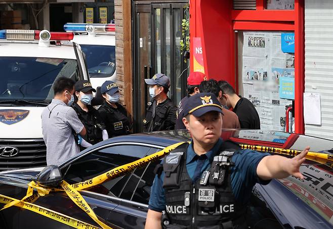 3일 서울 관악구 한 식당에서 칼부림 사건이 발생, 경찰이 현장을 통제하고 있다./연합뉴스