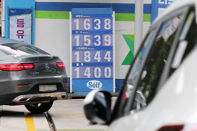 서울의 한 주유소 가격 현황판에 휘발유와 경유 가격이 표시돼 있다./뉴스1