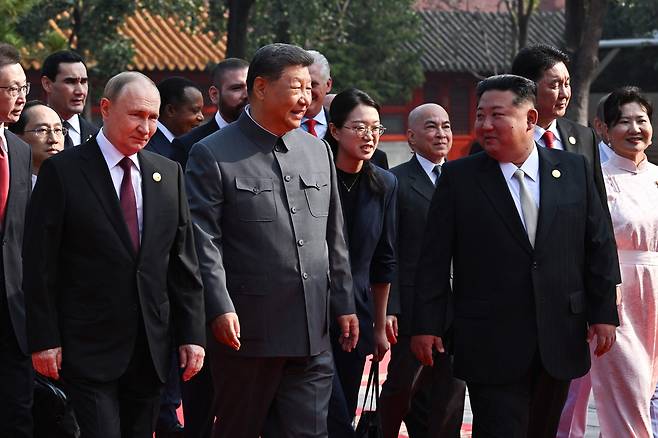 톈안먼 망루로 향하고 있는 북·중·러 정상들. /AFP연합뉴스