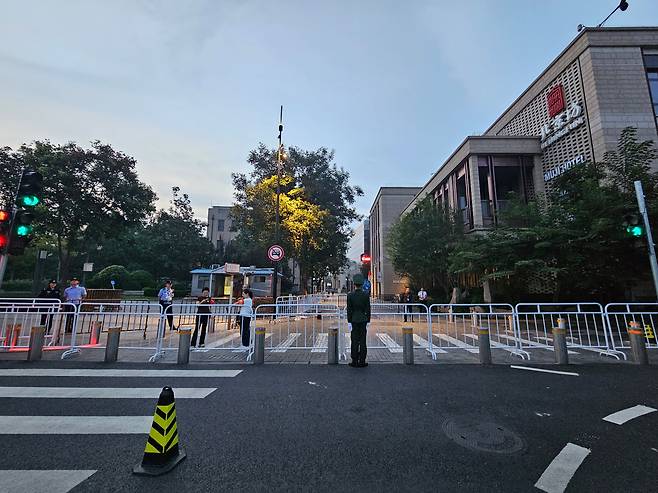 3일 오전 5시쯤(현지시각) 톈안먼 인근 도로가 전면 통제돼 있다. 거리엔 제복을 갖춰 입은 군인이 길목을 지키고 있었다. /베이징=이은영 특파원