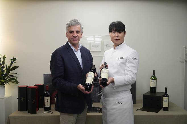 최현석 셰프(오른쪽)와 칠레 와이너리 돈 멜초의 최고경영자(CEO)이자 와인메이커인 엔리케 티라도./금양인터내셔날 제공