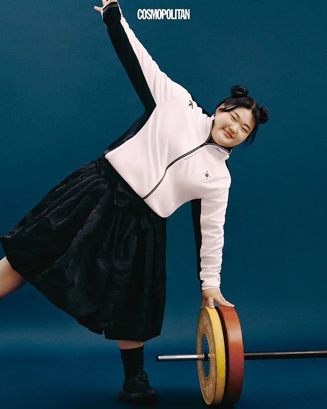 집업 재킷, 이너 스웨트셔츠, 스니커즈 모두 Descente. 스커트 Bmuette. 양말 스타일리스트 소장품.