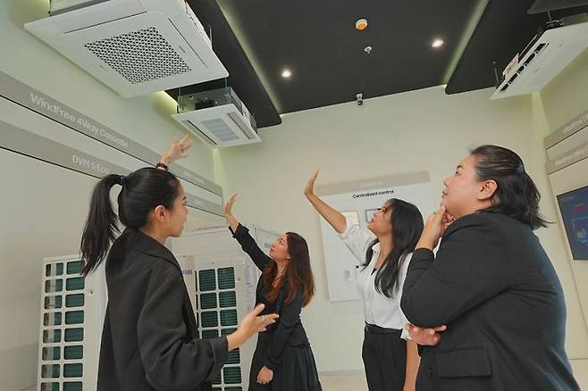 태국 방콕에 위치한 삼성전자 비즈니스 익스피리언스 스튜디오(BES)를 찾은 방문객들이 '에어컨 쇼룸' 전시 공간에서 삼성만의 독보적인 성능과 디자인의 시스템 에어컨을 구경하고 있다.ⓒ삼성전자