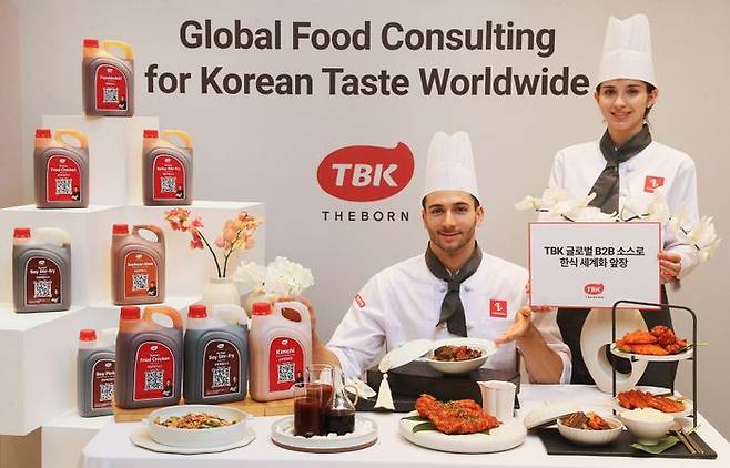 더본코리아가 3일 서울 장충동에서 진행한 ‘TBK(The Born Korea)’ 글로벌 B2B 소스 론칭 기자간담회에서 모델들이 글로벌 시장 공략을 위해 개발한 소스 7종과 이를 활용한 다양한 한식 메뉴를 선보이고 있다.ⓒ더본코리아