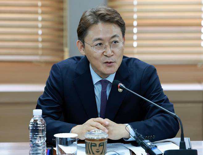 권대영 금융위원회 부위원장이 26일 오후 서울 영등포구 보험개발원에서 열린 보험업권 상생상품 활성화 MOU 체결식에 참석해 인사말을 하고 있다.  2025.08.26. [서울=뉴시스]