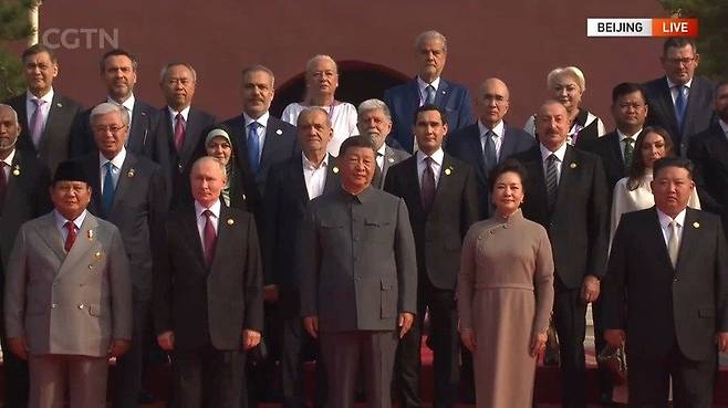 시진핑 중국 국가주석이 블라디미르 푸틴 러시아 대통령, 김정은 북한 노동당 총비서과 3일(현지시간) 중국 베이징 톈안먼 광장에서 열리는 전승절 80주년 열병식 행사장에서 기념사진을 촬영하고 있다. (중국 CGTN) 2025.9.3. 뉴스1