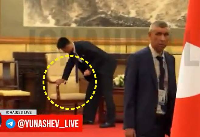 3일 중국 베이징 댜오위타이 국빈관에서 북러 정상회담이 끝난 직후 북한 수행원이 김정은 국무위원장이 앉았던 의자를 천으로 닦아내고 있다. 알렉산드르 유나셰프 텔레그램 캡처