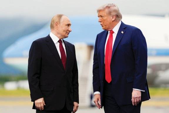 도널드 트럼프 미국 대통령(오른쪽)과 블라디미르 푸틴 러시아 대통령이 8월 15일(이하 현지 시간) 미국 알래스카 앵커리지에서 만나 이야기하고 있다. 뉴시스
