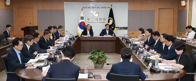 권대영 금융위원회 부위원장이 3일 오전 서울 종로구 정부서울청사에서 개최한 미국 관세대응 정책금융-금융지주 간담회에서 금융감독원, 한국산업은행, 중소기업은행, 한국수출입은행, 신용보증기금, 기술보증기금, 한국자산관리공사 부기관장 및 5대 금융지주 CSO 등과 미국 정부의 상호관세, 품목과세 부과에 따른 우리 기업의 피해를 최소화할 금융업계의 대응방안을 논의했다. [금융위원회 제공]