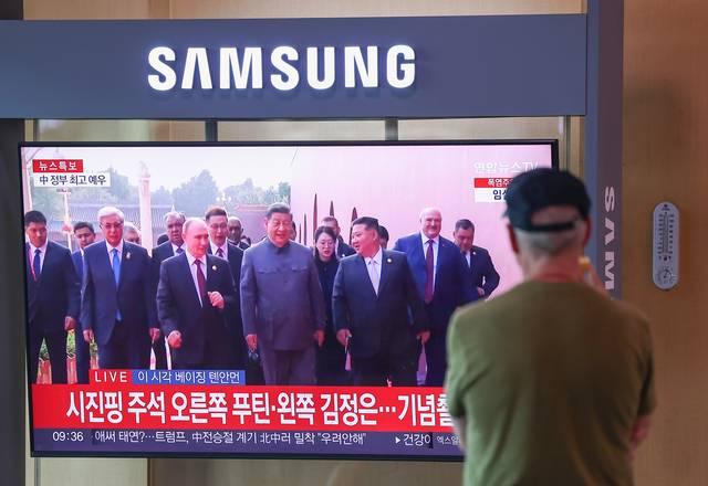 3일 중국 베이징에서 열린 전승절 80주년 기념 대규모 열병식에서 시진핑 중국 주석, 김정은 북한 국무위원장, 푸틴 러시아 대통령이 함께 이동하는 장면이 서울역 대합실에 설치된 TV에 나오고 있다.  [연합뉴스]