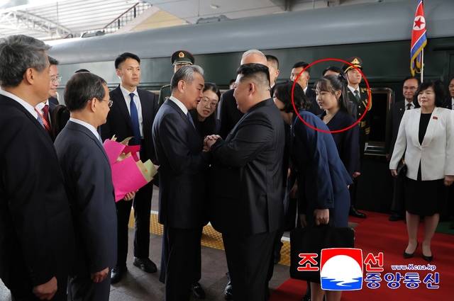 김정은 북한 국무위원장이 지난 2일 현지시간 오후 4시 중국 수도 베이징에 도착했다고 조선중앙통신이 보도했다. 통신이 공개한 사진에 따르면 김 위원장의 딸 주애(붉은 원), 조용원·김덕훈 당 비서,  최선희 외무상 등이 동행했다.  [연합뉴스]