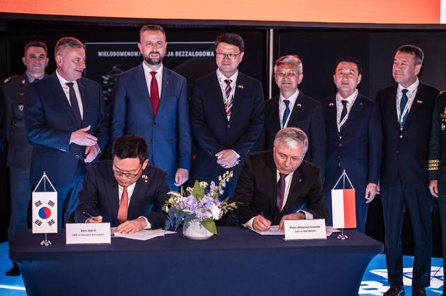 손재일 한화에어로스페이스 대표(앞줄 왼쪽), 피오트르 보이첵 WB그룹 회장(앞줄 오른쪽)이 2일(현지시간) 폴란드 키엘체 국제 방위산업 전시회(MSPO 2025)에서 열린 천무 유도탄 생산을 위한 현지 합작법인 계약식에서 계약서에 서명하고 있다. 서명식에는 파베우 베이다(뒷줄 왼쪽부터) 국방부 차관, 코시니악 카미슈 국방부 장관 겸 부총리, 조현기 국방부 자원관리실장, 태준열 한국대사, 신상범 기품원장, 방극철 방사청 기반전력사업본부장이 참석했다. 한화에어로스페이스 제공