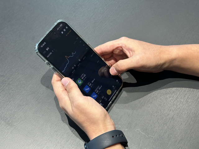 김준환 카카오헬스케어 상무가 파스타 앱을 통해 식단 및 혈당, 스트레스 관리를 하고 있는 모습. 이미선 기자