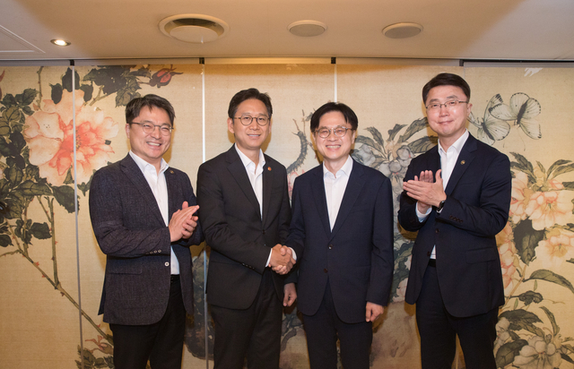 문신학(왼쪽부터) 산업통상자원부 1차관, 배경훈 과학기술정보통신부 장관, 김정관 산업부 장관, 류제명 과기정통부 2차관이 산업 AI 대전환을 위한 부처 간 협력을 논의하기 위해 8월 14일 오후 서울 세종문화회관에서 만나 기념촬영하고 있다. 과기정통부 제공