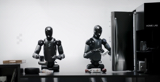 피규어 AI가 공개한 헬릭스 공개 영상. 우측 로봇이 계란을 냉장고에 넣고 있다. 영상 캡쳐.