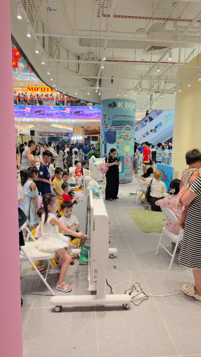 베트남 빈컴 메가몰에 입점한 엘포박스 톡톡박스 매장에서 현지 소비자들이 제품을 체험하는 모습