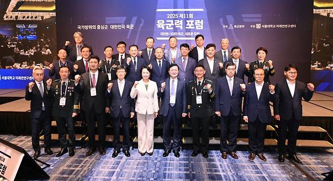3일, 육군본부가 주최하고 서울대학교 미래전연구센터가 주관하는 '제11회 육군력 포럼'이 열렸다. ‘대전환 시대의 육군, 새로운 도약’이라는 주제로 열린 포럼에서 인공지능 ·국제질서·국가 거버넌스 3중 변혁 속에서 육군의 새로운 도약을 위한 방향성을 논의했다. 사진에서 포럼에 참여한 주요 참석자들이 기념사진을 촬영하고 있다. 육군 제공