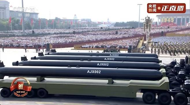 3일 중국 베이징 천안문 광장에서 열린 전승절 80주년 기념 열병식에서 초대형무인드론 'AJX002' 공개됐다. CCTV 캡처·연합뉴스