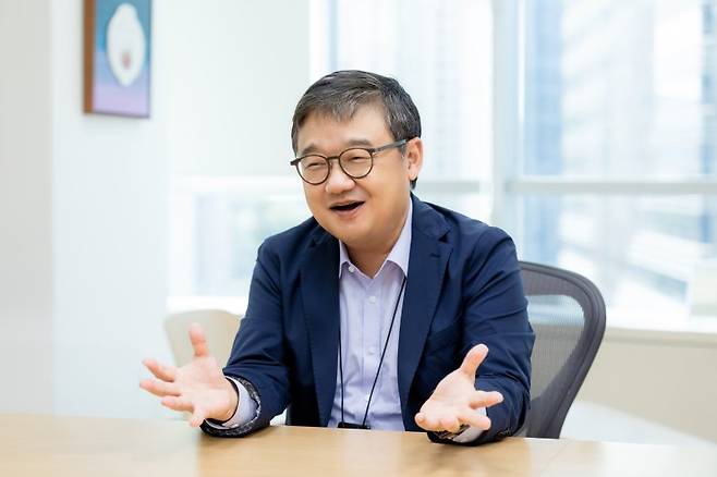 황인준 LY(라인야후)주식회사 최고글로벌투자책임자(CGIO)가 3일 경기도 그레이츠 판교 라인야후 사무실에서 글로벌 AI 투자 시장 변화와 한국 AI산업의 경쟁력 강화 방안에 대해 말하고 있다. LY 주식회사 제공