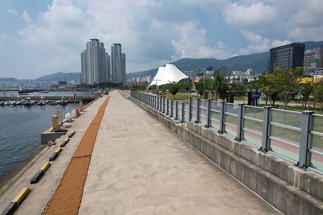 창원 마산항 합포수변공원 일대. 태풍과 해일에 대비해 설치된 차수벽이 바닷물이 도심으로 유입되는 것을 막아준다. 녹색연합 제공