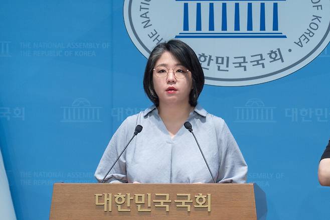 용혜인 기본소득당 국회의원이 9월3일 국회에서 기자회견을 열어 생활동반자법 발의를 알리고 있다. 용혜인 의원실 제공